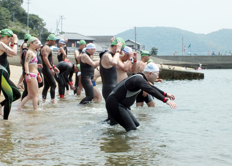 赤穂市内で初めて開催されたオープンウォータースイミング大会でスタート前の選手たち
