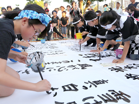 「レット・イット・ゴー」など人気曲に合わせて歌詞を書き上げた書道パフォーマンス