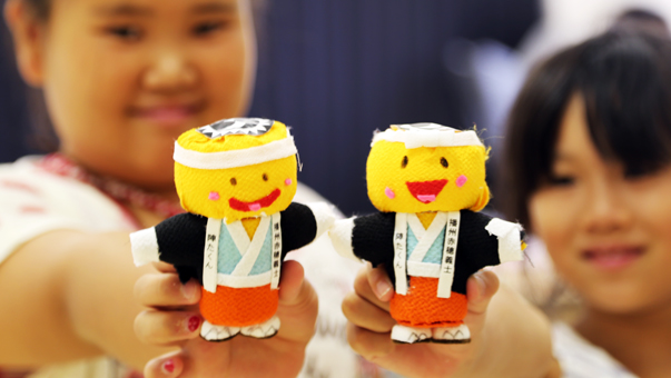 さまざまな表情の「陣たくん人形」が出来上がった手芸教室