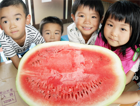 子どもたちを喜ばせたジャンボスイカ