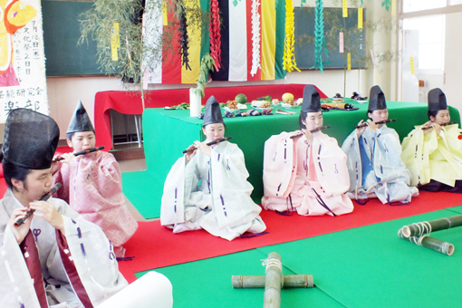 平安時代の七夕飾りを再現した前で合奏する赤穂高校雅楽部