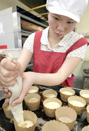 自ら志願して始まった木曜日のマフィン作り。いつもはにこやかな井上さんも、このときばかりは真剣だ