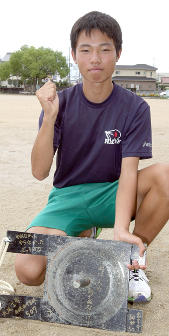 走力アップにつながった鉄そりを手に全国大会での健闘を誓う丸尾和誠君