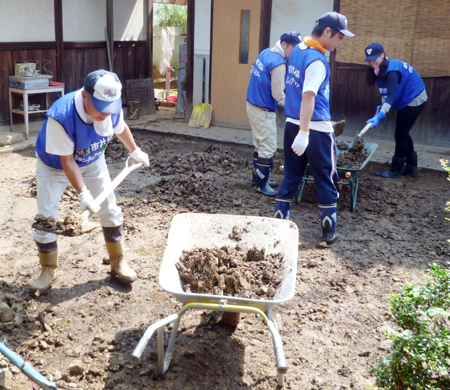 豪雨被災の丹波町で堆積した土砂を運び出す市民ボランティア＝赤穂市社会福祉協議会提供