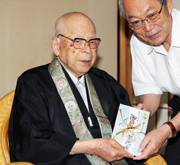 豆田正明市長から祝福される赤穂市内最高齢男性の児嶋教靜さん