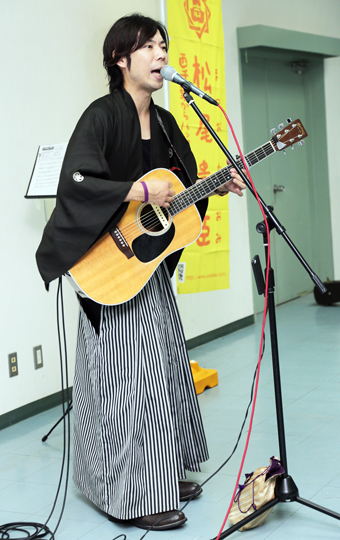 赤穂で慰問ライブを行った「歌う平成の坂本龍馬」松尾貴臣さん