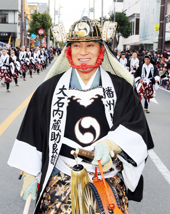 2年連続で義士行列の大石内蔵助に扮する松平健さん=昨年のパレード