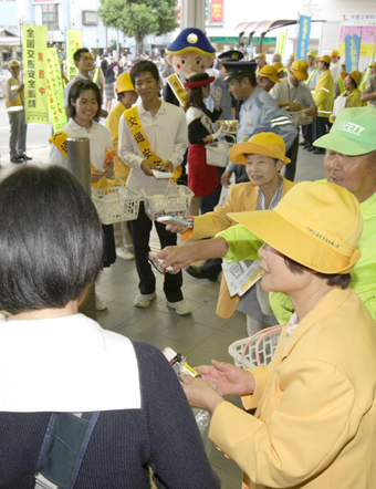 約100人が参加して交通安全を呼び掛けた街頭キャンペーン
