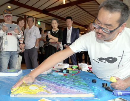 「赤穂の夕陽」と題して即興画を描くパフォーマンスを見せた大西幸仁さん