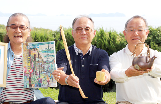 「アラ還 笑品展」に出品する=左から=徳丸透さん、炭田政行さん、鹿島博司さん