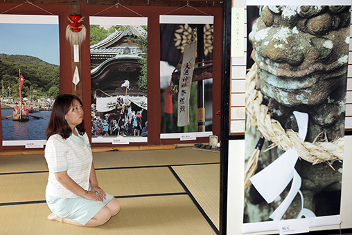 「坂越の船祭」の印象的な場面や光景を大判写真で紹介している企画展