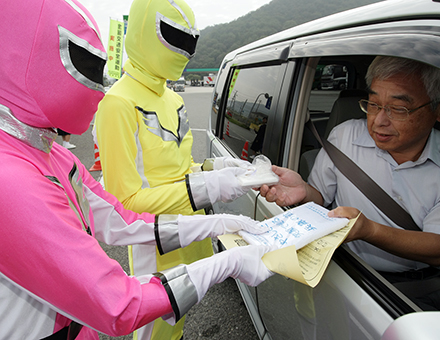 「マモルンジャー」も登場した有年中の交通安全キャンペーン