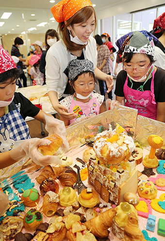 パンで仮想のまちを作った親子交流行事