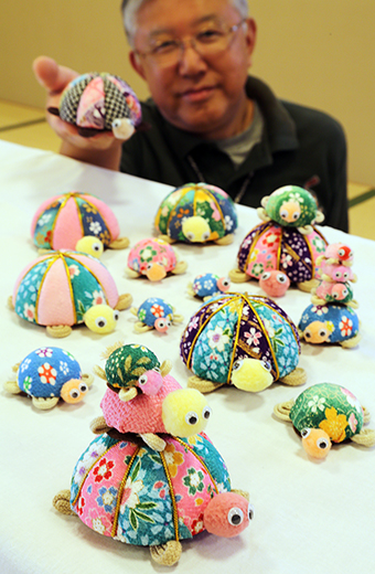 作品展に出品されるカメの木目込み人形