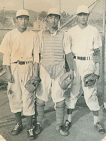 右から井石、木村、石橋=石橋増江さん提供