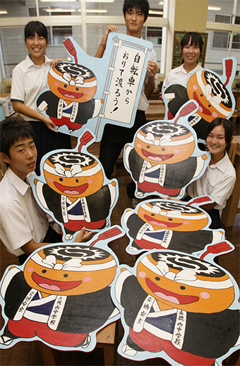 ゆるキャラの親しみやすさを交通安全啓発に活かそうと生徒たちが手作りした「陣たくん」看板