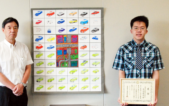 県庁に飾られることになったコラージュ画と作者の長田義貴さん。左は高井芳朗教育長=赤穂特別支援学校提供