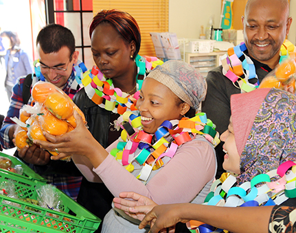 周世ふれあい市場を見学する研修団一行