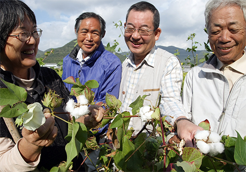 地元産綿花を素材にした赤穂緞通の制作プロジェクトを進めている根来節子さん=左端=ら有志