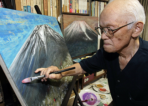 大山町での個展を前に創作に励む室井澄さん