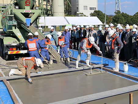 「早期交通開放型コンクリート舗装」の施工見学会