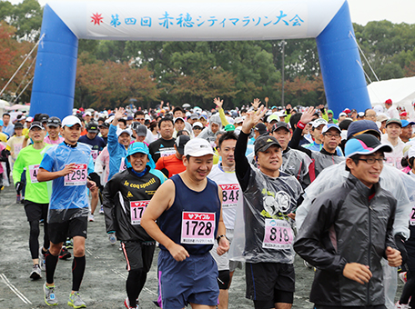 雨の中、ランナーが力走した第4回赤穂シティマラソン