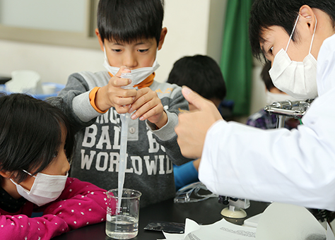 高校生が用意した実験で理科の楽しさを小学生に伝えた科学教室