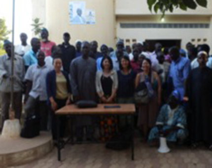 配属先のンドファン市役所前で開かれたセレモニー。前田さん=前列中央=の左がサンバ・ンジャイ市長