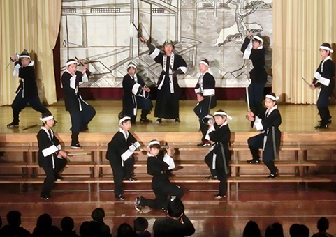 すぐれた教育実践として博報賞を受賞した城西小学校の児童劇「子ども義士物語」=同校提供