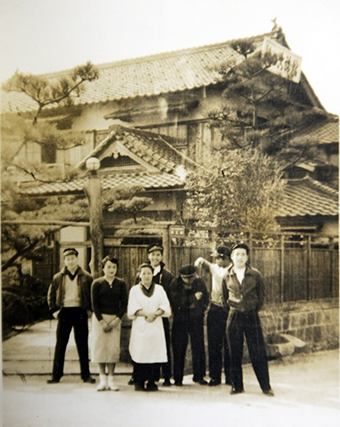 当時のやっこ旅館=同旅館提供。写っているのは赤高の選手ではありません