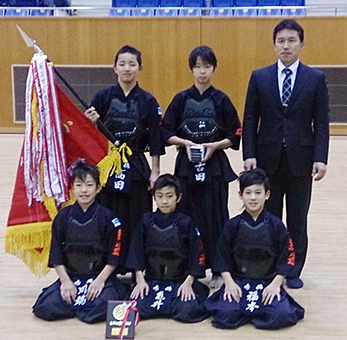 県スポ少剣道の小学団体で優勝した赤穂市Aチーム=少年団提供