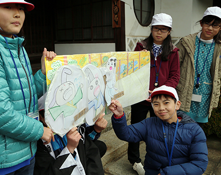 義士学習の成果を活かして行った塩屋小6年生の観光案内