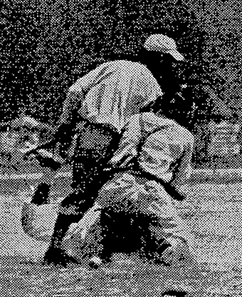 赤穂−鳴尾戦7回表2死2、3塁、3塁走者・中村が本盗を決めて先制=読売新聞社提供