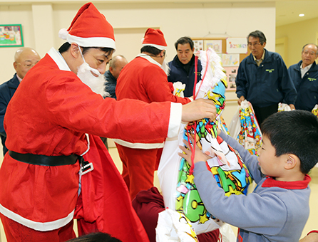サンタ姿で子どもたちにプレゼントを手渡した赤穂ライオンズクラブの慰問活動