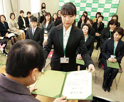 第1期生8人が修了証を受け取った認定看護師教育課程の修了式