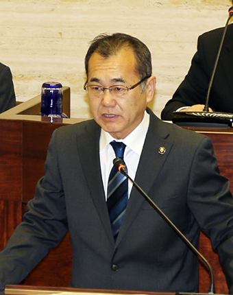 施政方針演説を述べる明石元秀市長