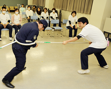 刺股で暴漢を撃退する方法などを訓練した赤穂中央病院の防犯講習