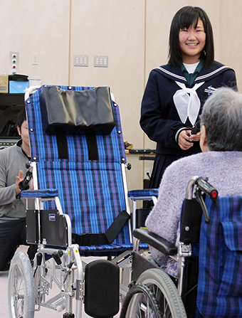 桜谷荘で行われた車いすの贈呈式=同校提供
