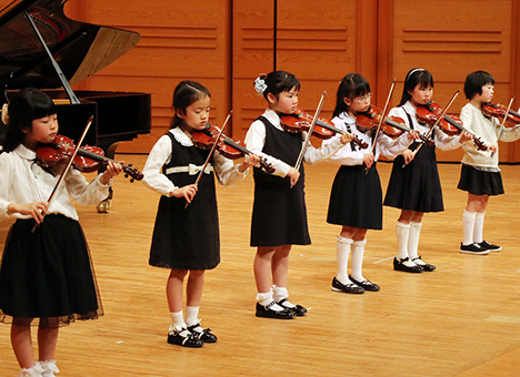 一年間の練習成果を披露した「ハーモニーヴァイオリンアンサンブル教室」の13期生