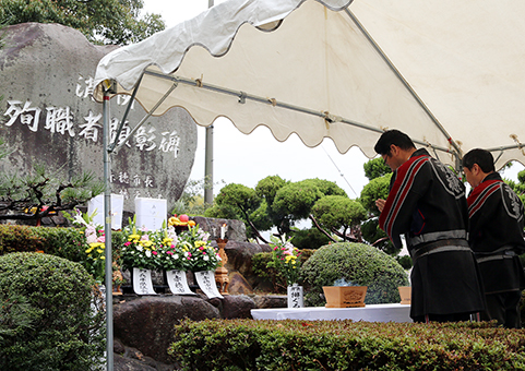「消防殉職者慰霊祭」で焼香する消防団員