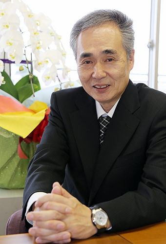 「夢を育む教育」に取り組みたいと語る尾上慶昌教育長