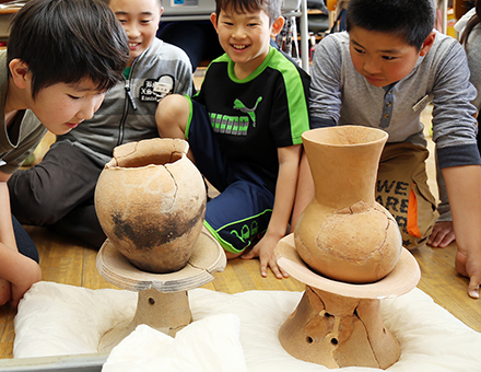 土器に触れながら学習した赤穂西小の出前授業