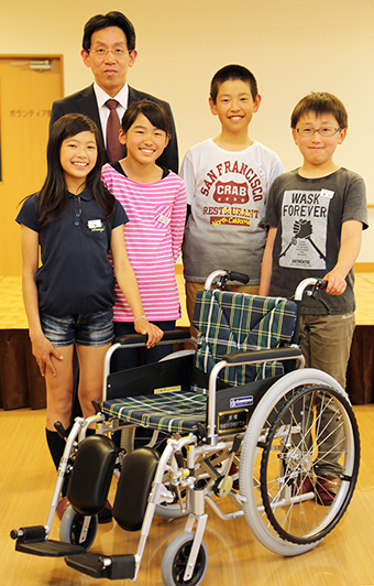 御崎小学校ＰＴＡが瀬戸内ホームに寄贈した車椅子