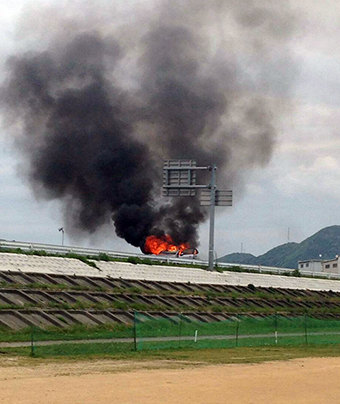 黒煙を上げて炎上した車両火災=読者提供