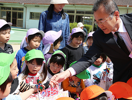 子どもたちにお菓子をプレゼントした保育所訪問