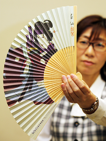 新発売された忠臣蔵扇子「七代目尾上栄三郎のおかる」