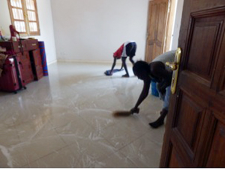 私の部屋を掃除する大家さんと家事手伝いの学生