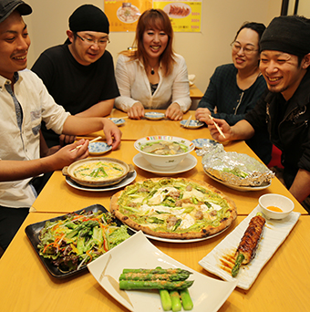 「赤穂アスパラ横丁」のイベント開始を前に開かれた試食会