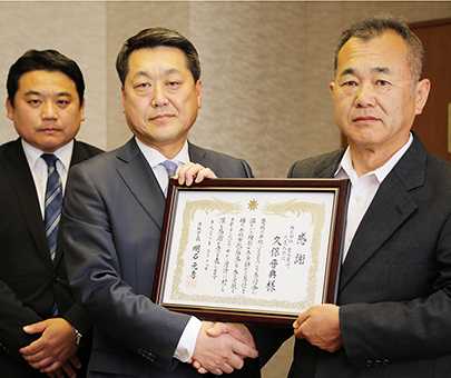 赤穂市へ1000万円を寄付して感謝状を贈られた豊工業所の久保晋典社長