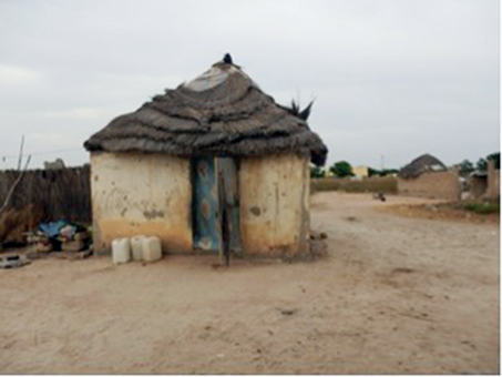 電気、水道のないセンチャン地区の民家